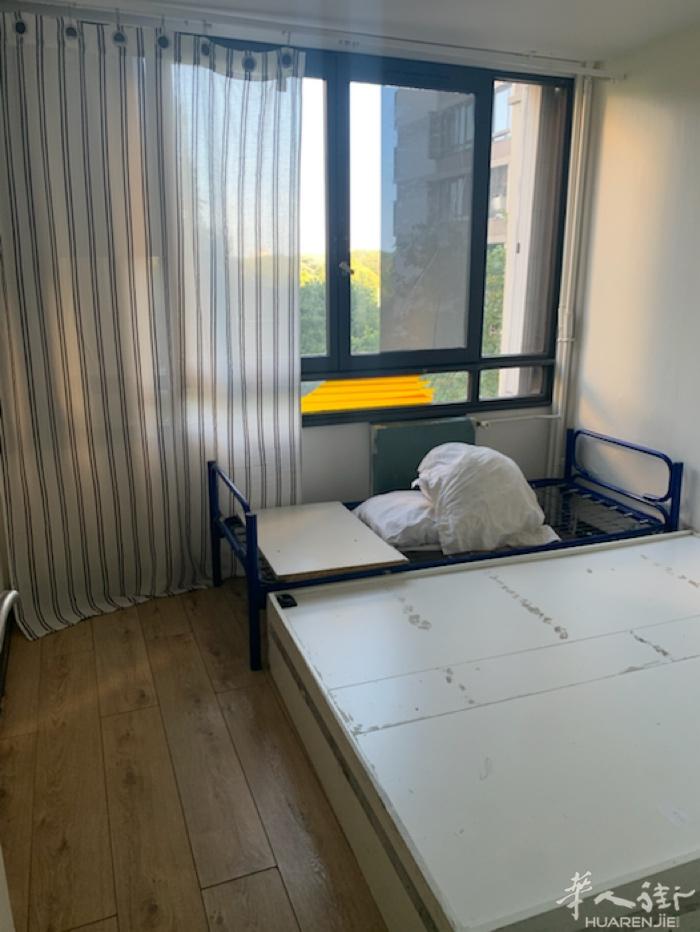 bobigny5号线底离地铁2分钟 有一间独立房间出租 设备齐全 有意者请电07