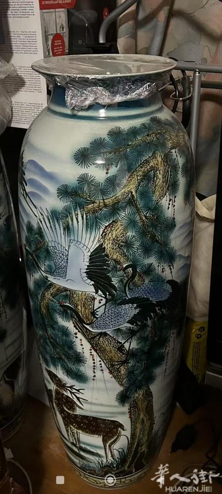 大家好！ 有五件东西便宜出让： 两个大花瓶松鹤延年，高96公分，每个八十欧 两幅