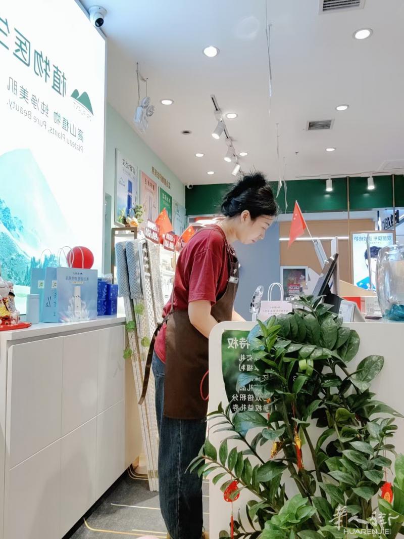 求职，美容师。在中国10年工作经验。现在在中国学美甲，美睫。