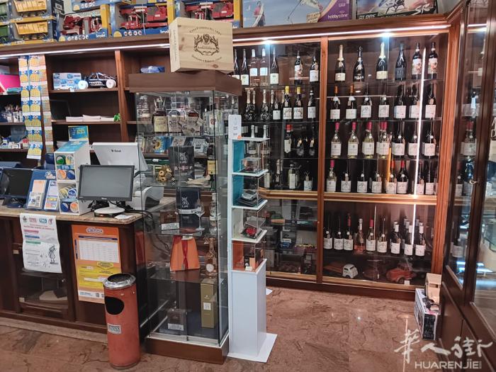 Bellissimo bar tabacchi in un paese piem