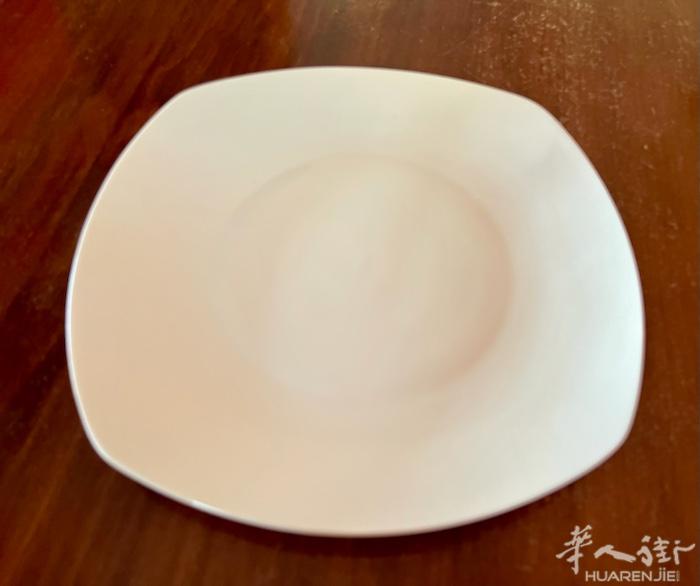 出售全新骨质瓷盘 尺寸：26.5x2cm，数量：20盒（10个/盒），价格：20
