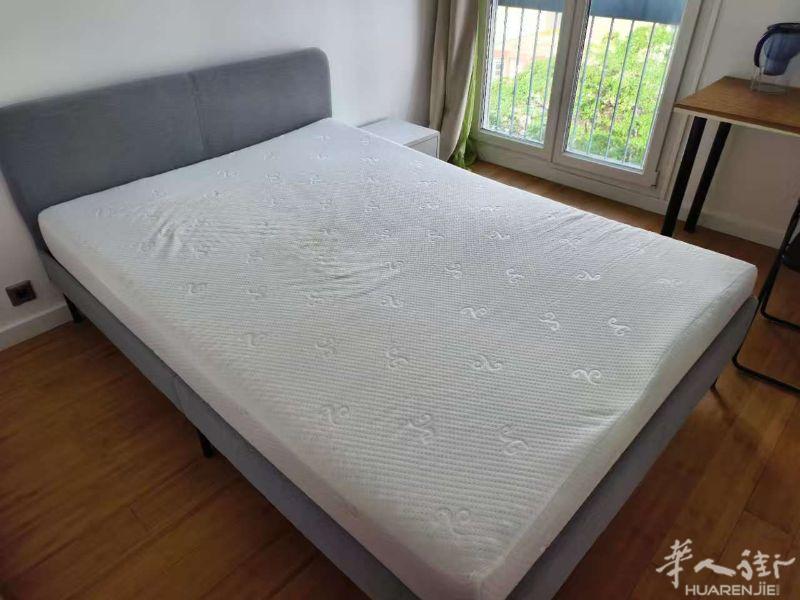 小巴黎自住公寓，因搬家转租，9月起租主卧。两室一厅合租房，现在另一间房有一位女生室友。	[一R]位置：Ⓜ️地铁2／11号线 Belleville站走路3分钟5分钟到Republique 10分钟到Chatelet附近还有许多公交车站，交通便捷楼下就是各类中餐、法餐和酒吧🍺，董氏豆腐坊走路3分钟就能到步行5分钟之内有7家中超，2家法超以及中式和法式甜品店、面包店和药店等，适合生活。	[二R]房屋情况：合租公寓，两室一厅，6楼有电梯。	房间：1.4m双人床，床垫，床头柜，书桌，大衣柜。	小区两道门禁