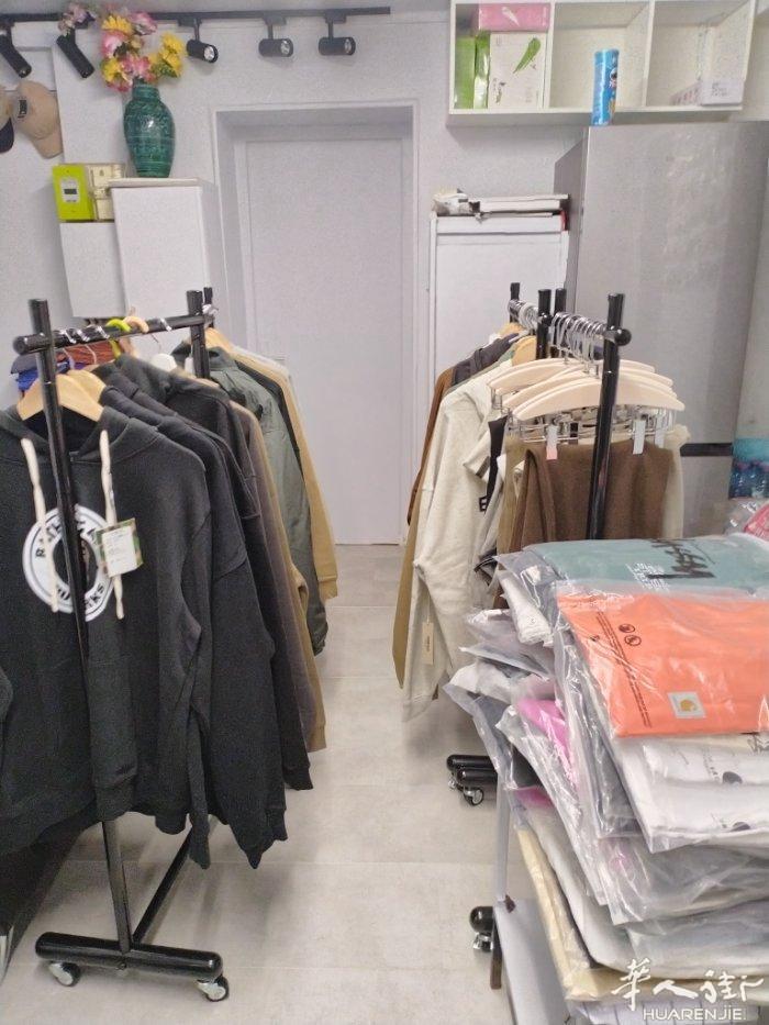 小巴黎出各种卫衣 外套 裤子 品牌衣服 价格优惠 06299397338