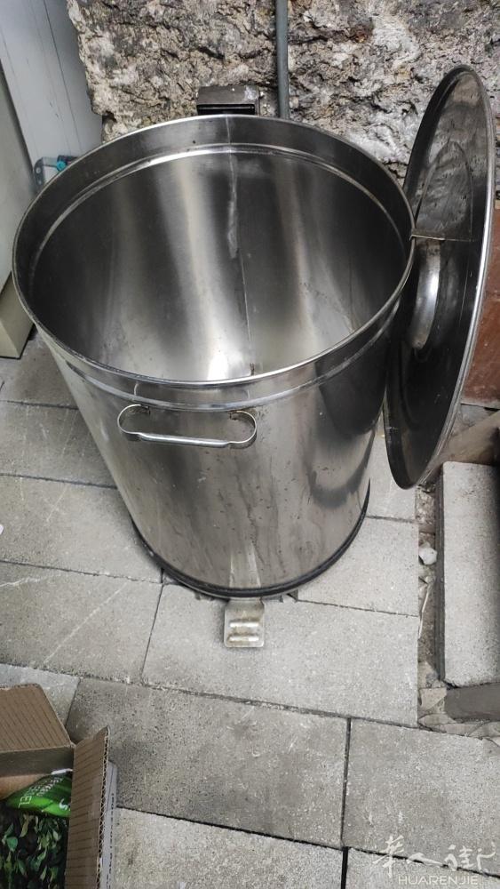 大的垃圾筒，150€半价卖了，9成新的是100L的，需要联系电话06513449