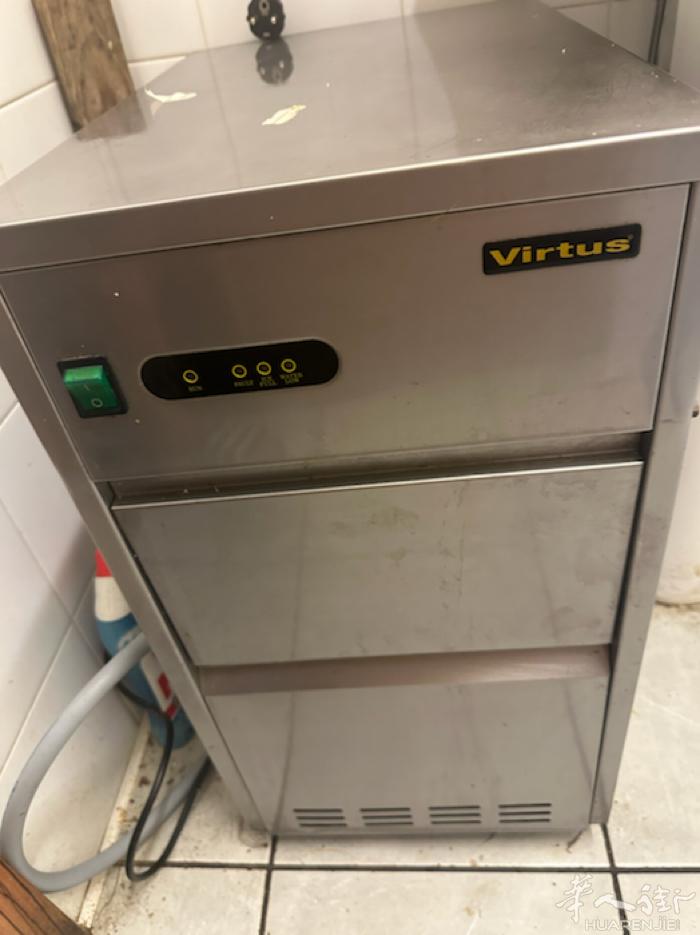 制冰机低价出售，1200欧，可小刀