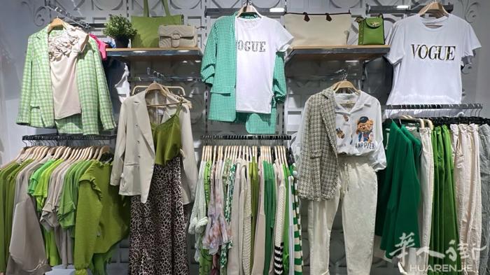 服装店转让 隔壁Ahorramas超市，因人手不足，现将本人位于Valdemor