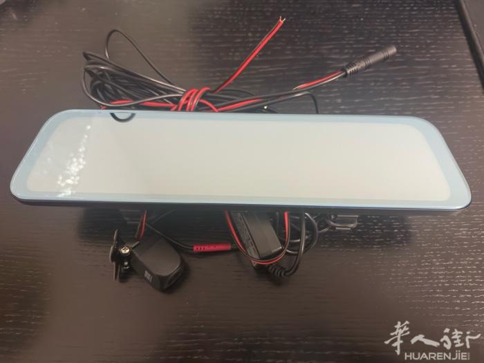 米兰北部  自用的行车记录仪  凌度双镜头高清行车记录仪    小车可以帮忙装