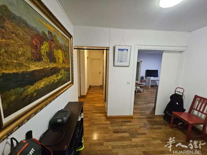 【地址】小巴黎18区单间，套房出租，公寓楼下就是地铁12号线 【大套房】客厅➕小
