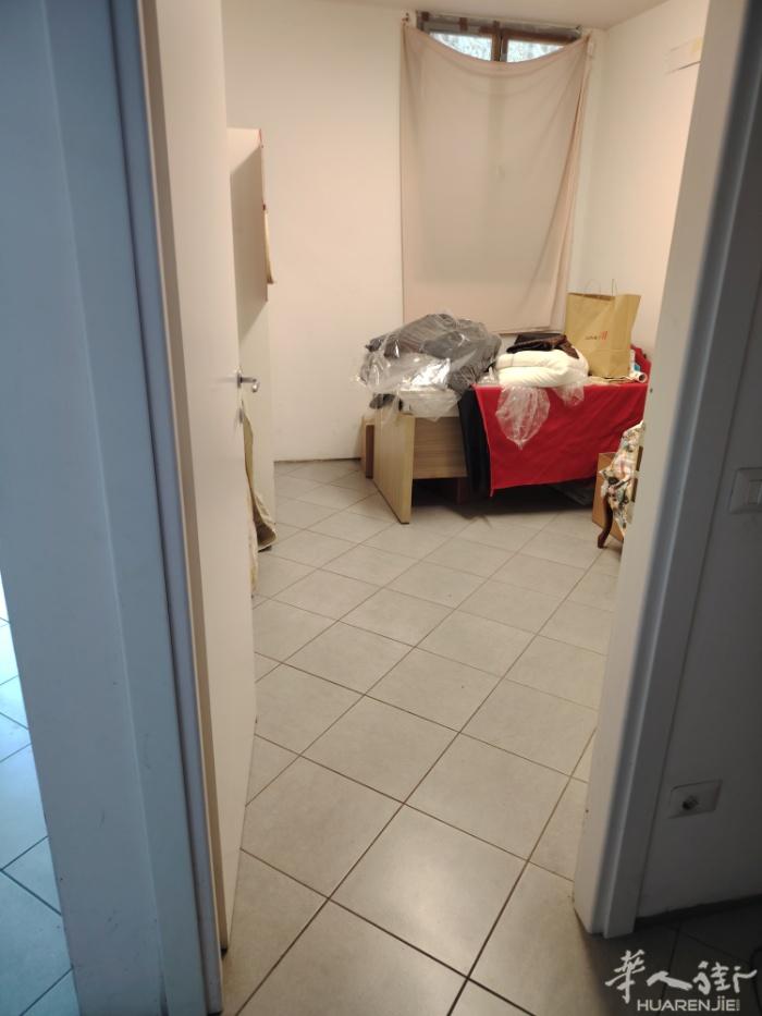 prato警察局附近，有个中国店和老虎机这里，有个房间出租，房租:350。电话: