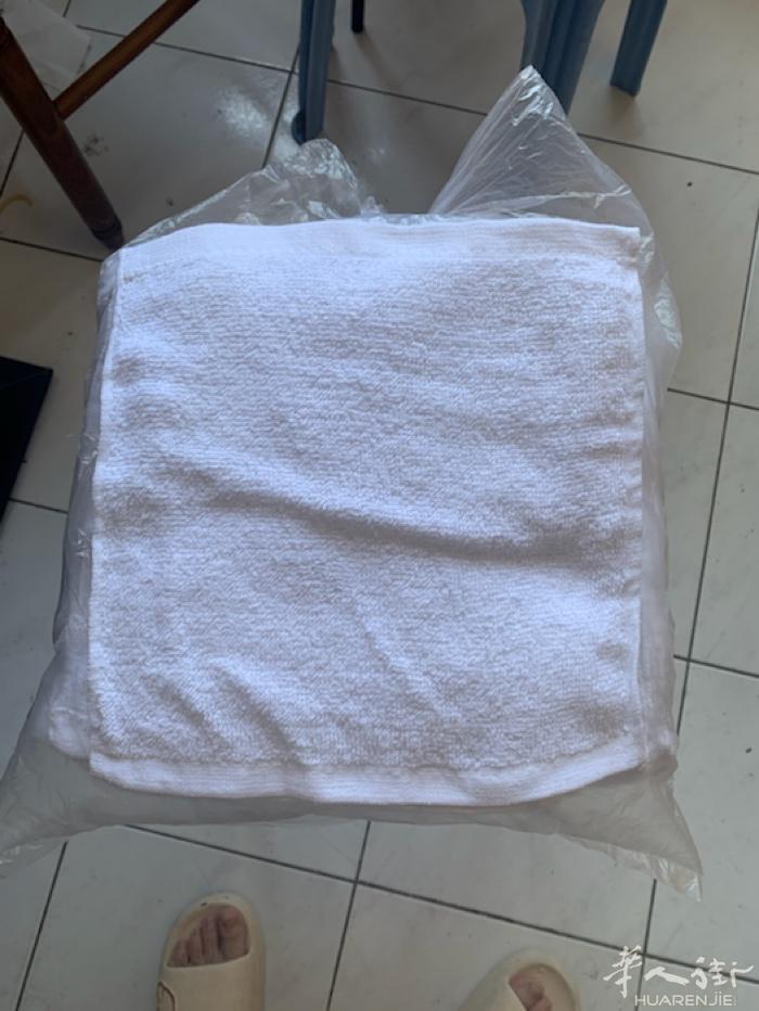 卖白色大毛巾一条1€  还有白色小毛巾一条0，50€ 是餐馆用的  有需要老板联