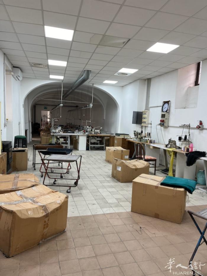 服装工厂房子和机器设备便宜出售楼上住家楼下工厂地面七百多平方米在Bergamo城