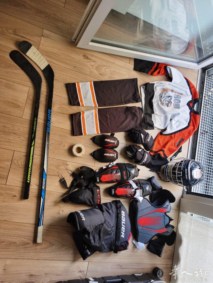 转让全套儿童冰球🏒头盔、全套服装护具装备M号、冰球杆、拉杆箱，全套250欧