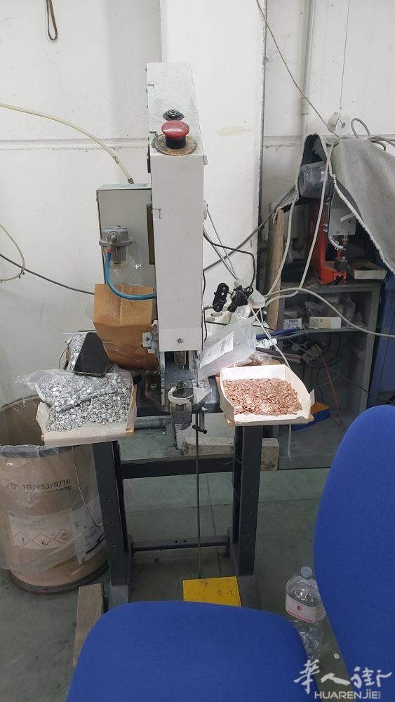 招聘徒弟要想学打钉打扣男女不限制，要有拘留，工厂在Fano旁边，联系电话3663