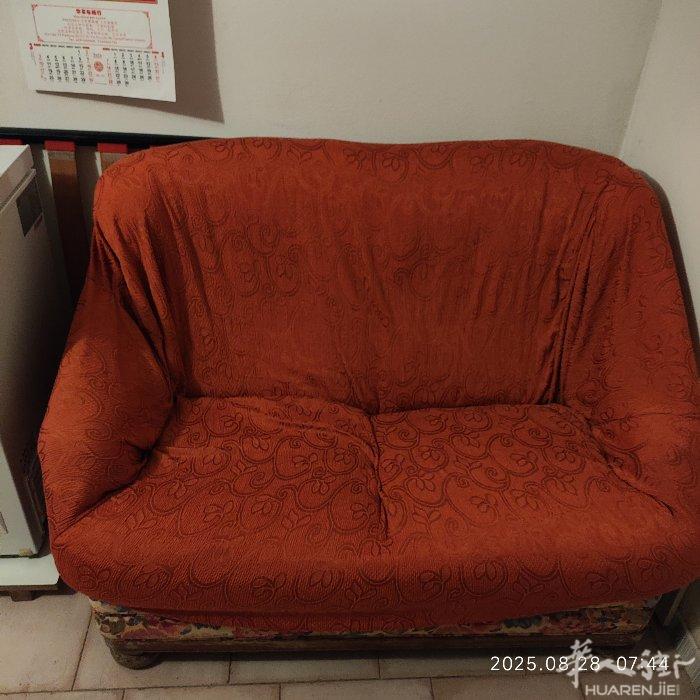 treviso周边出售沙发，看图30欧元，非诚勿扰。