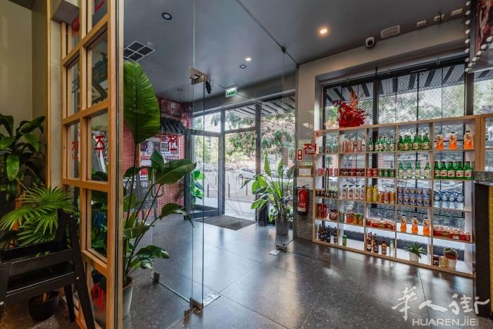 在odivelas有家烤肉店出售，面积有280个平方，目前有96个位置，内部装修