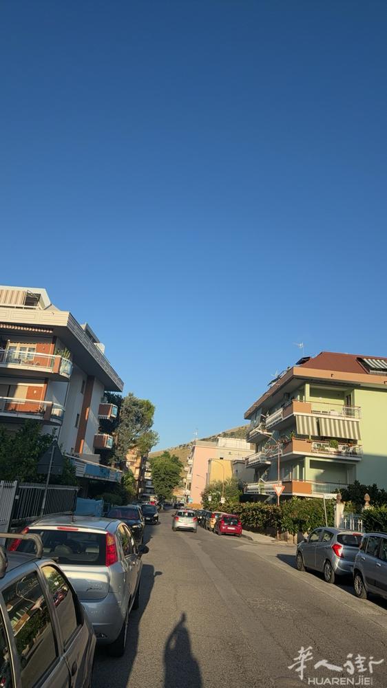 正规按摩店招聘女按摩师一名。 备居留。 多年老店。客人素质好。   年龄45岁左