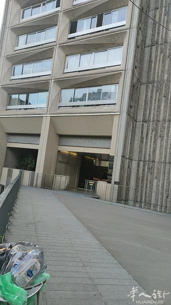 13区有一个房间 出租 在地铁口。′14号线。3分钟。7号线4~5分钟。楼下超市