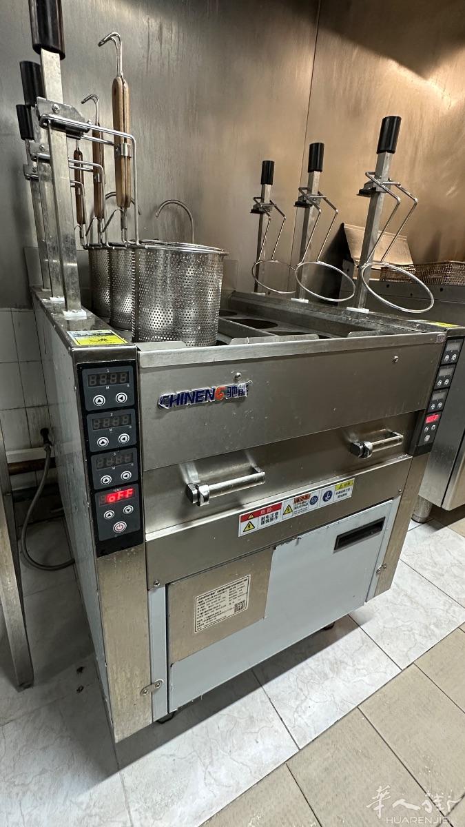 出售一台不透鋼做面機和一台煮面機，九成新，機器在94區。有意思請來電0616335766
