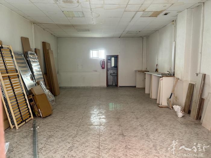 carpetana 附近临街仓库出租，门口方便停车，有意者电联