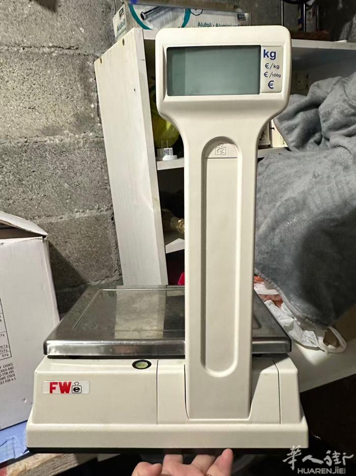 外卖店用的可称重的称  原价600多欧用啦一年 现价300欧 出售