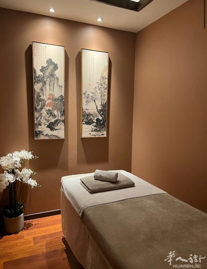 里昂市中心，高档按摩店转让。老板由于个人原因，现想把这按摩店转让。 店铺在市中心