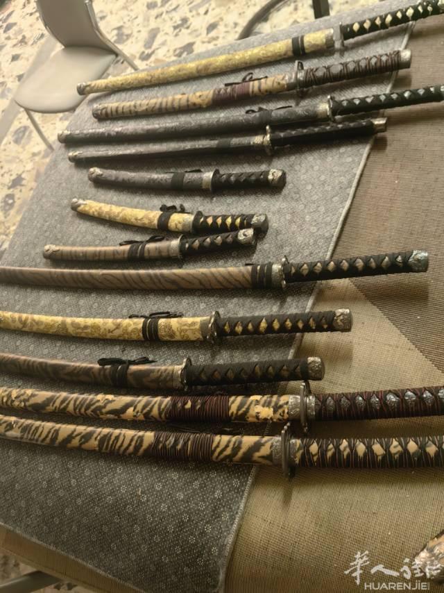 日本武士刀收藏品，多把不同款式的刀具，刀身花纹精美