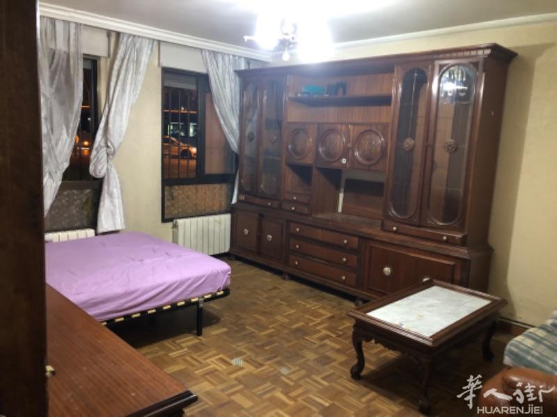 出租大房间：6号 11号线地铁 Usera下一站  plaza Elíptica  离地铁口2分钟，出门  47  247  81  60 路公交   水电费天然气平摊，（包网络物业费），即日起租  限上班族   夫妻   女  非诚勿扰。联系电话：722706463