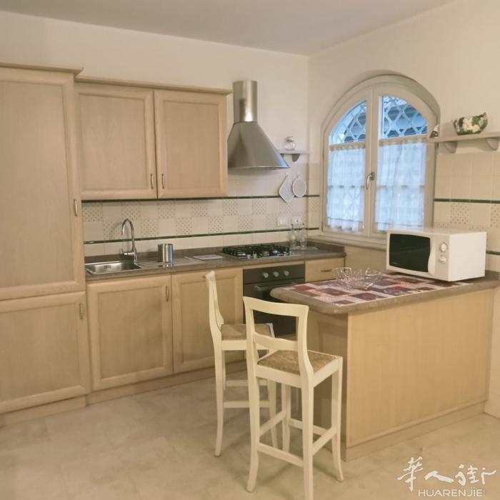 forte dei marmi 落地房出售，位置优越，周边居民区及店面，对面是海