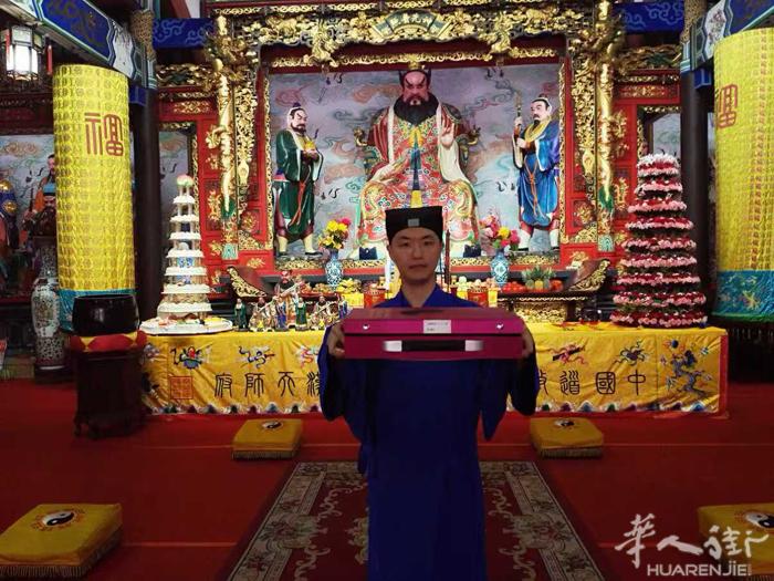 道教神霄派十四代血傳弟子，受籙於龍虎山天師府。 精研玄空及正三元風水，提供房屋風