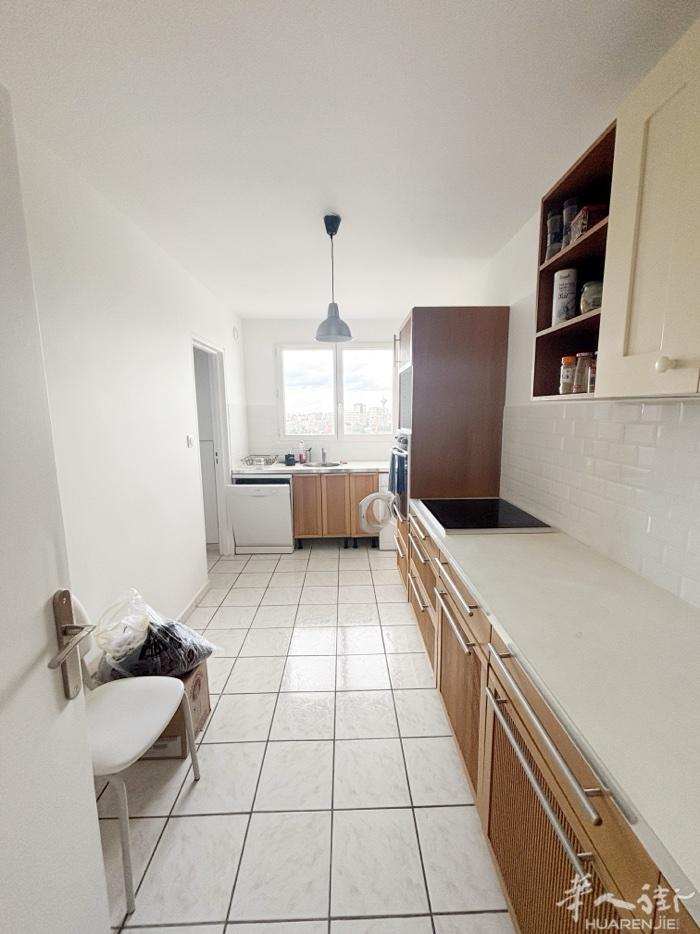 93 Bagnolet- La Noue 山上  3号地铁终点站 10分钟步行