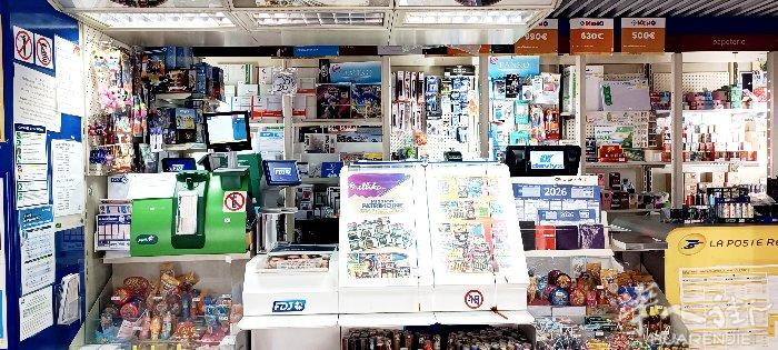 位于巴黎郊区商业中心 转让，有PMU FDJ ，报刊杂志及各种零售小商品，如 电