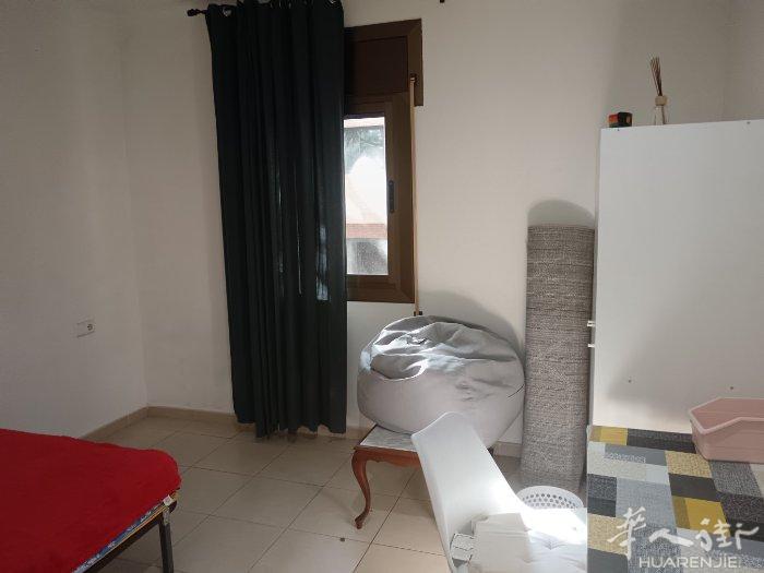 巴塞罗那郊区Castelldefels 有大房间出租，水电全包，位于镇中心，交通