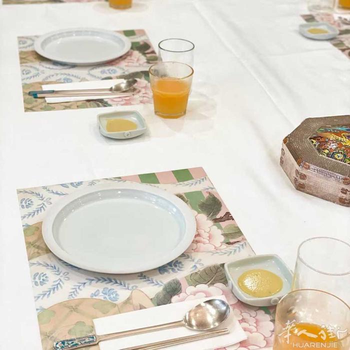 ＃桌垫纸 ​1⃣️洁净守护款 一张垫纸，双重安心！食品级材质隔油污，用餐更洁净，