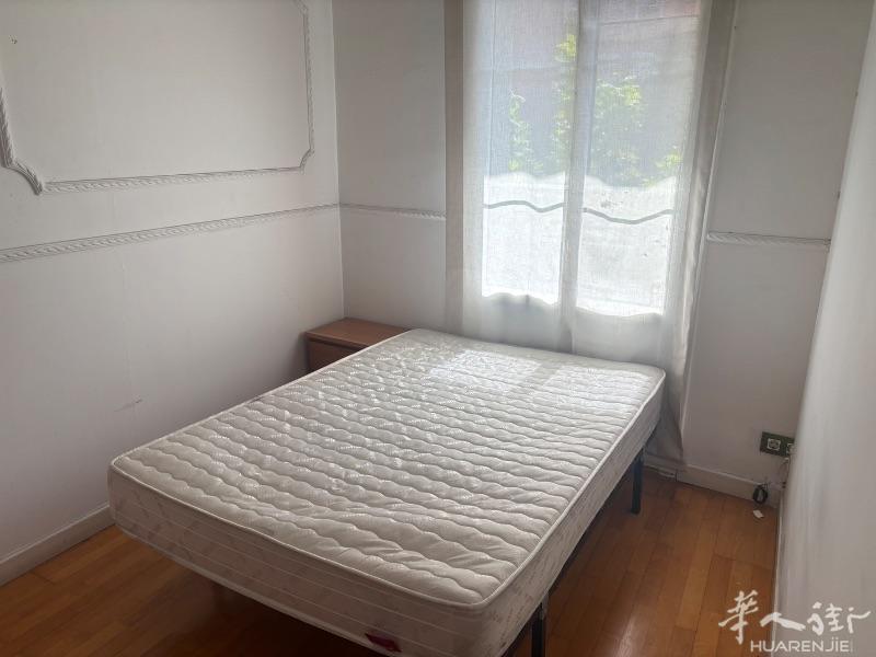 L,hospitalet de llobregat  房间出租 ，现在有4房间，两个朝外光线好，两个朝内
