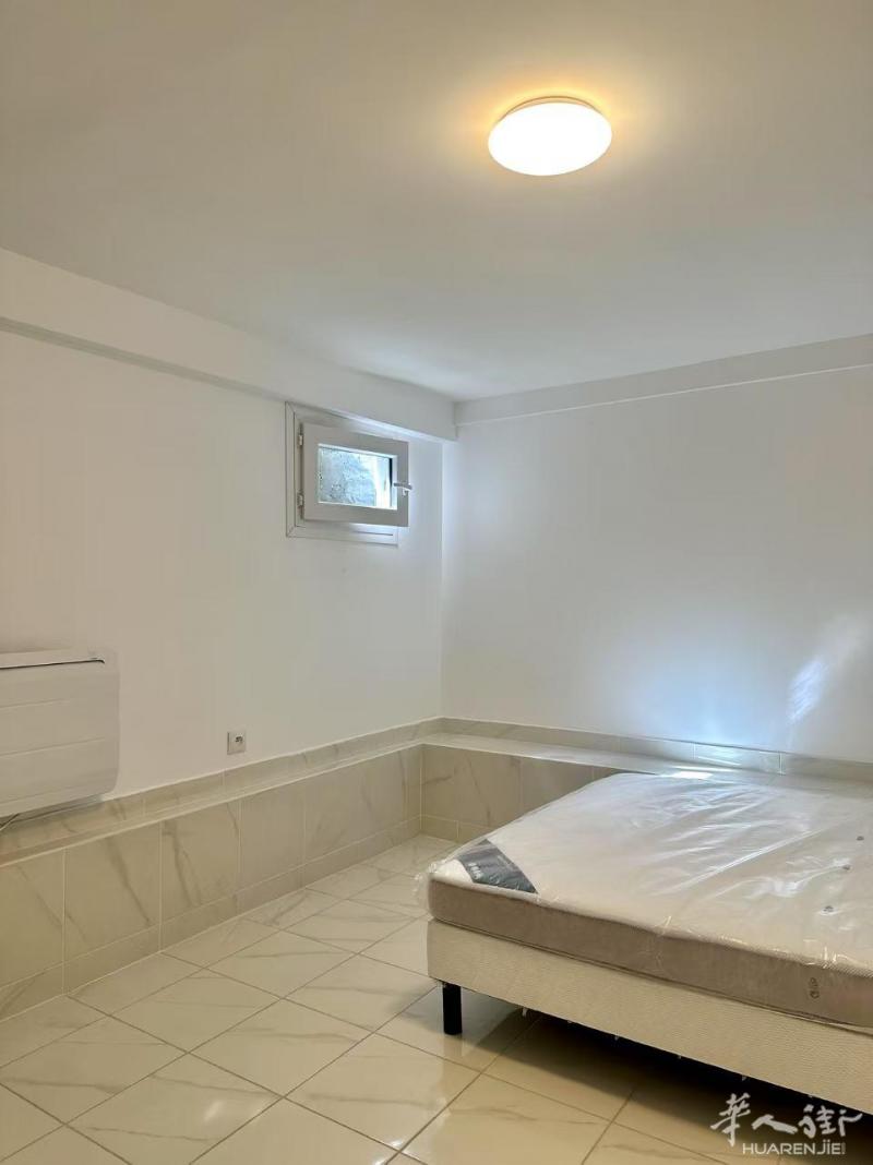 94省,Villejuif(94800) (ID：205479) 16平的 studio  房间数1  卧室数1  有家具