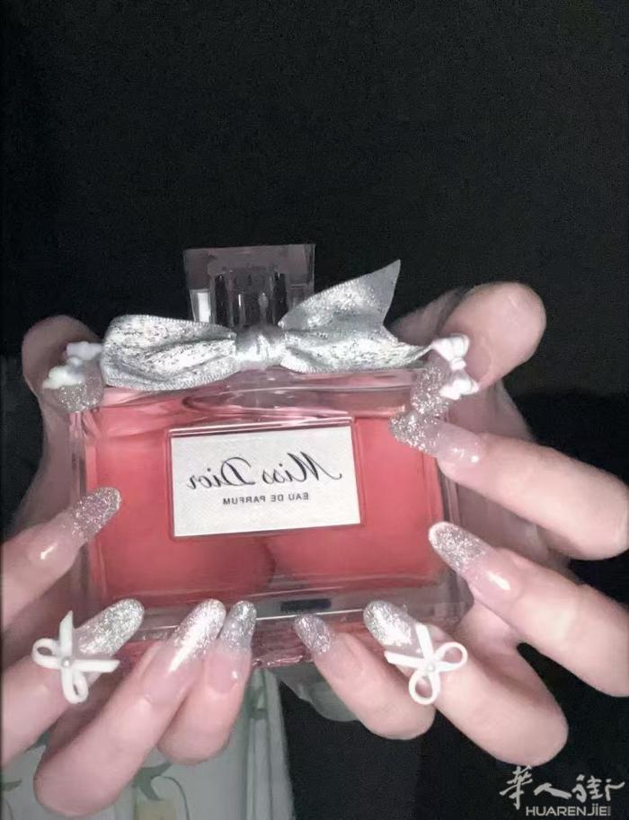 招聘美甲💅全面大师 客员好做 店环境好住家近有意联系3270287758