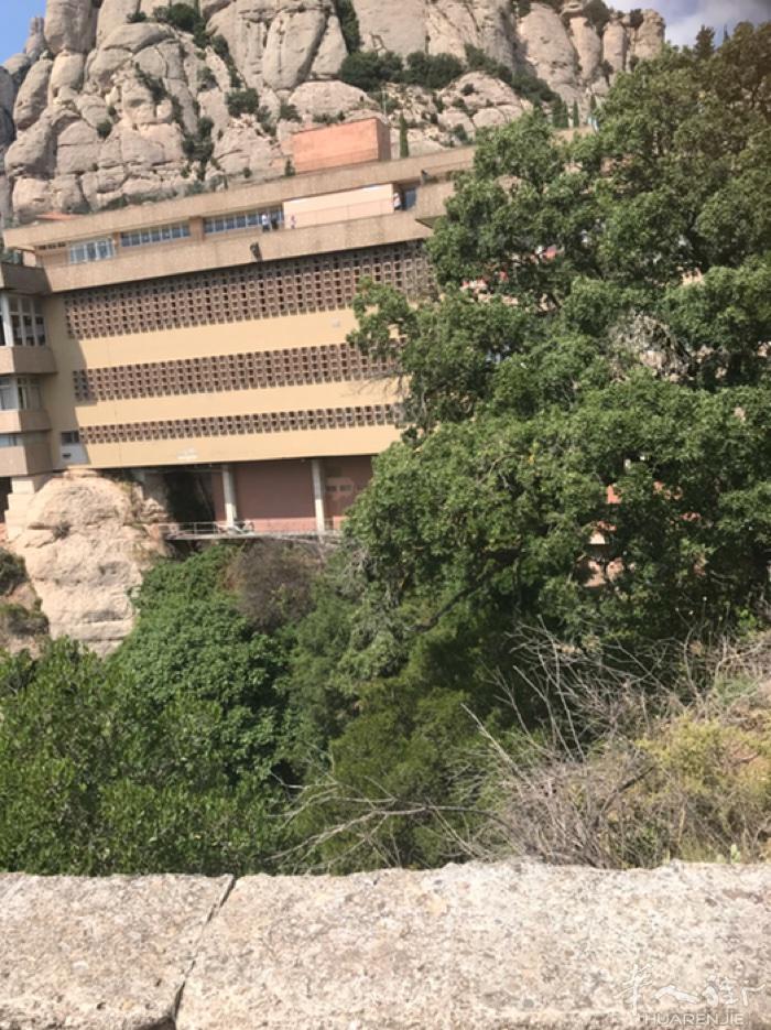 本人有翻译（医院，银行，市政府….）登lavanguardia 和mundo 报