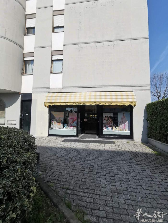 米兰边店面出售Busto arsizio  店面为上下层 ， 地坪店面:100平