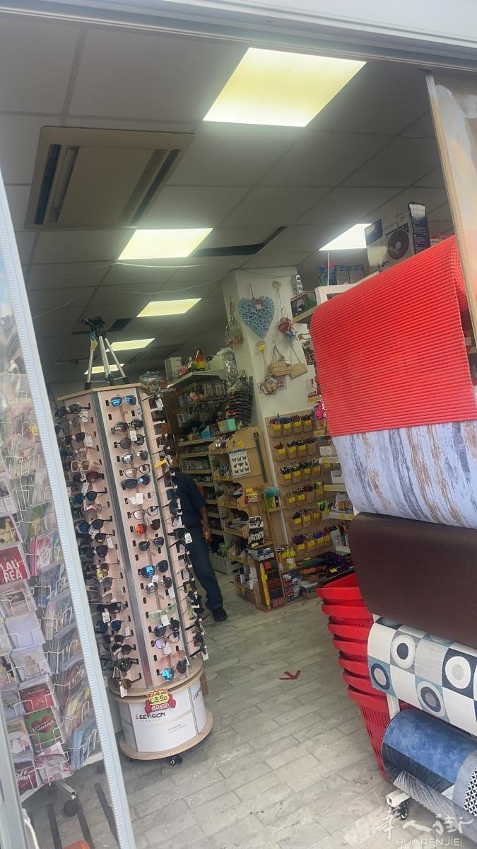 potenza 周边独家小店300平方左右，城市5千人口，有停车位，房租1300 ，出售货架和cassa ，合适家庭式带孩子的夫妻经营，有需要的可以联系我，生意稳定 经营6年了，店好看实用，位子好，本人因没人手 所以不想开了。