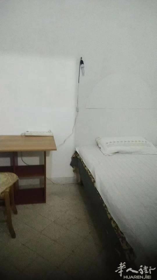 Napoli市中心火车站附近有单人房间搭铺，住家卫
