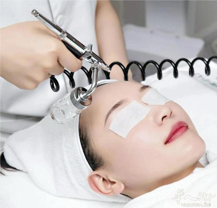 罗马美容院老店招美容师和美甲师数名，保底拿提成，以及学徒数名有意者➕v咨询xia