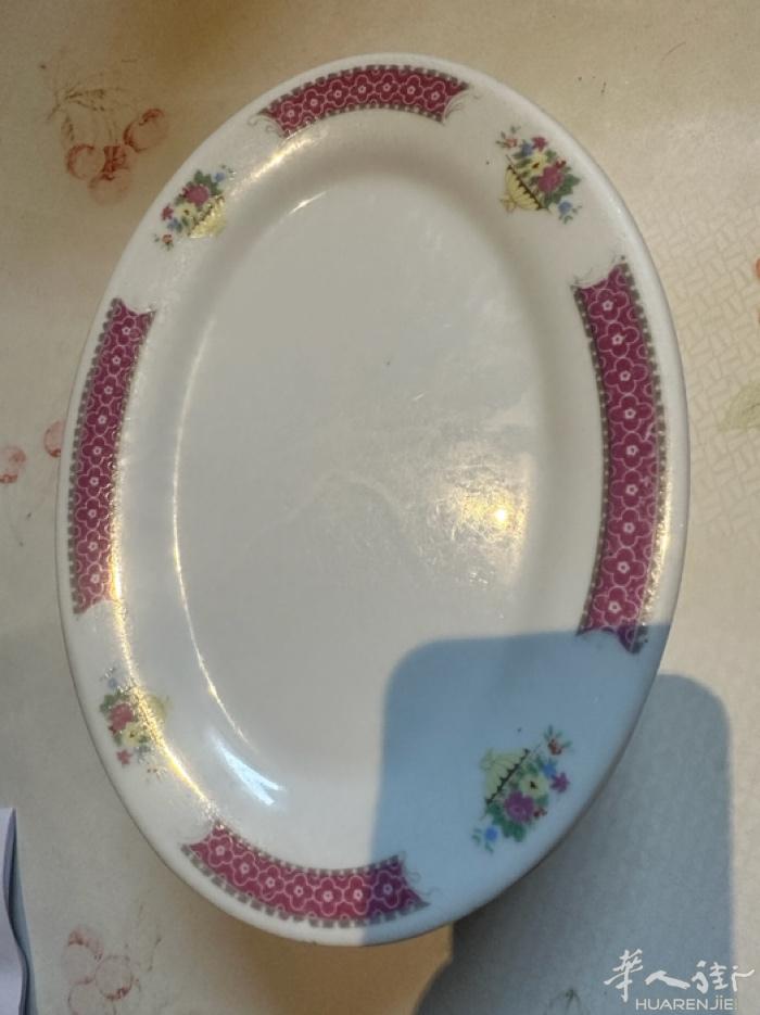 餐厅结业，白色餐盘0.50€ 一个，其它盘子0.30 一个