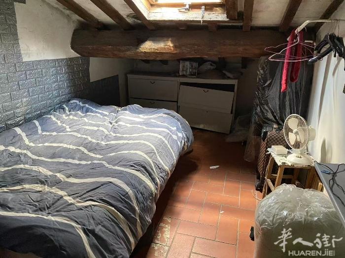 住家出租,在警察局桥后面,一房一厅落地房在噜啊噜烧烤隔壁，房租600+转让费