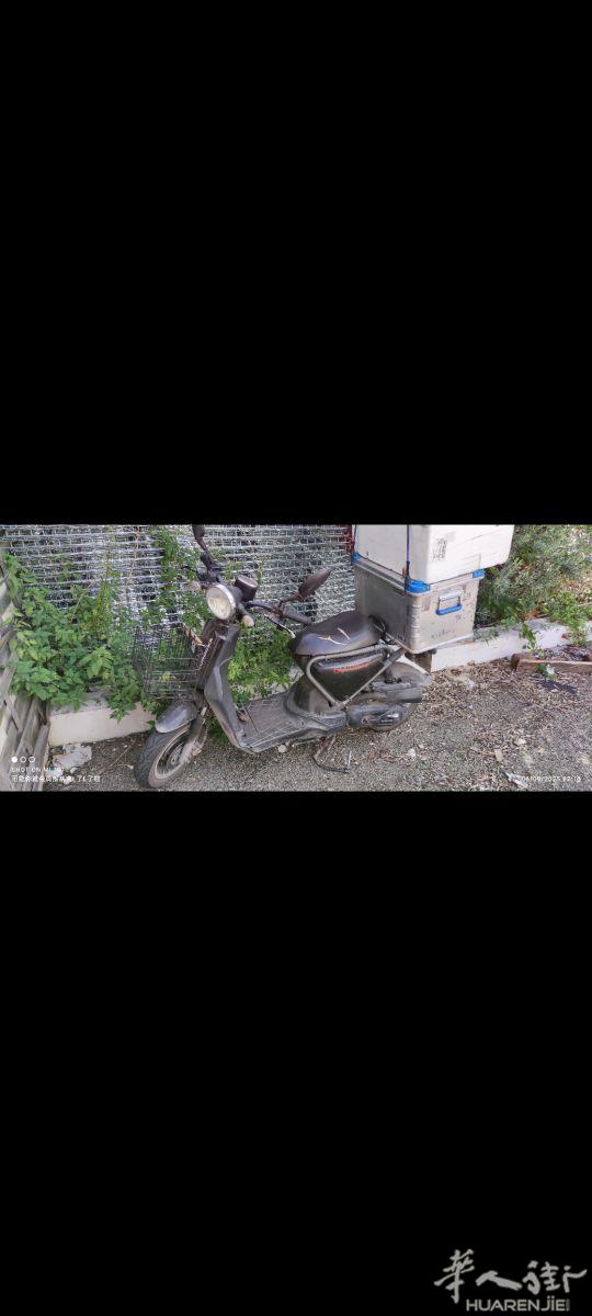 摩托车出售 50 cc    需检查动力系统 能开但是速度很难提上来 便宜给懂修的朋友 价格可商量 便宜出