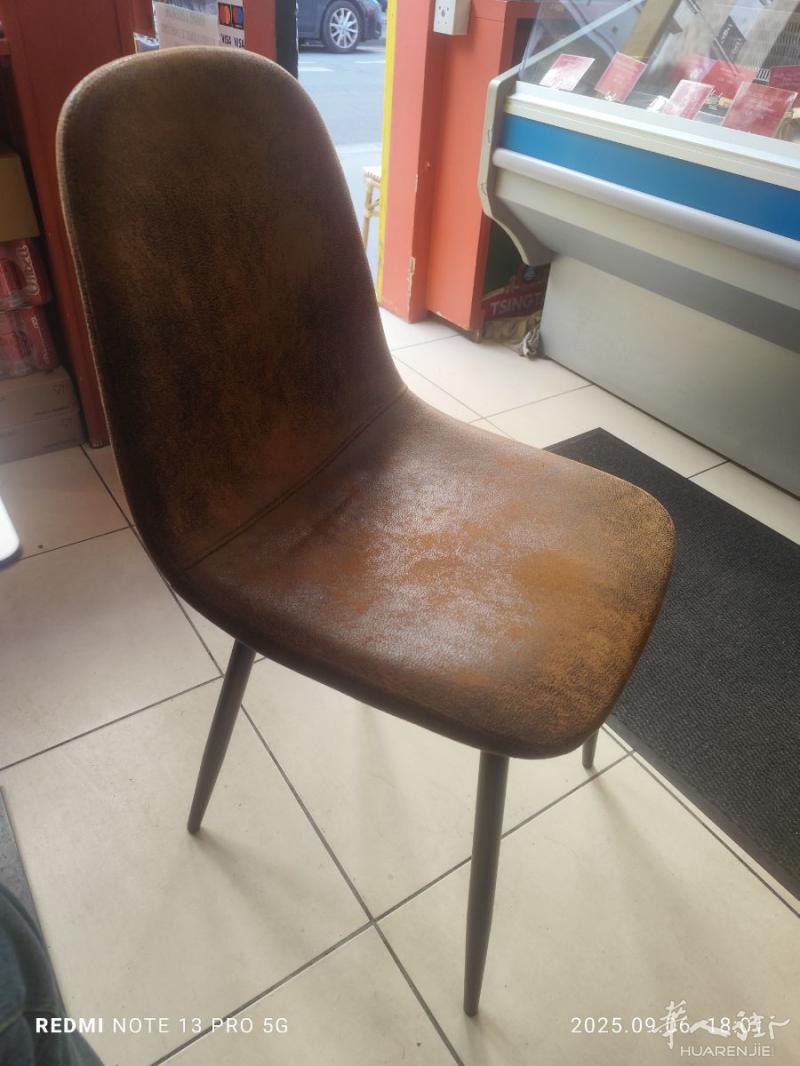 多出来10张椅子出售 9.9新原价40€ 全拿180€ 分开买20€一张0659368958