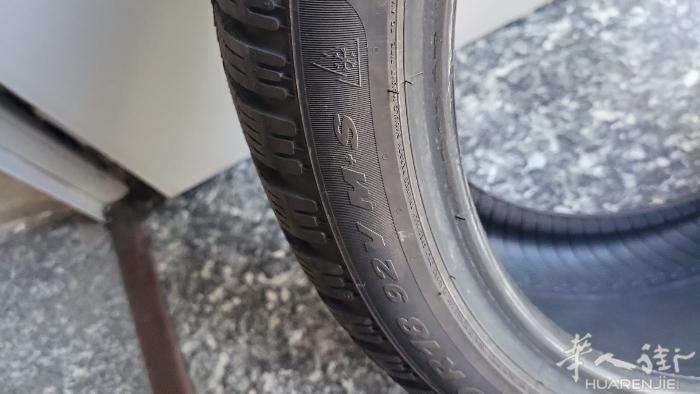 街友们，有一位老外的朋友出售冬季轮胎99新 pirelli牌子 225/40R1