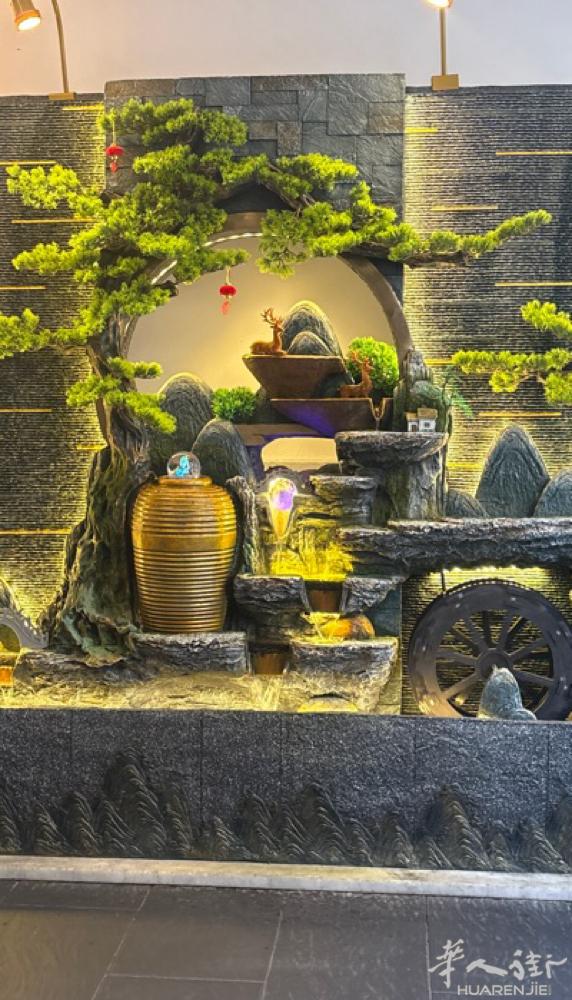 出2个水幕墙一大一小，价格2000、可议价非诚勿扰