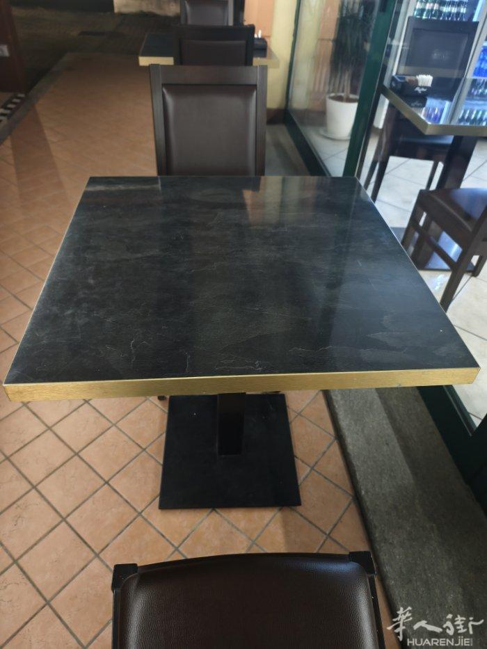 都灵边，有二手桌椅准备处理掉，18张桌子75*75，60€每张，椅子36张，25