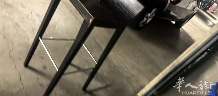 露天椅子30张 小型风房有兴趣，老板。能联系。0626873898