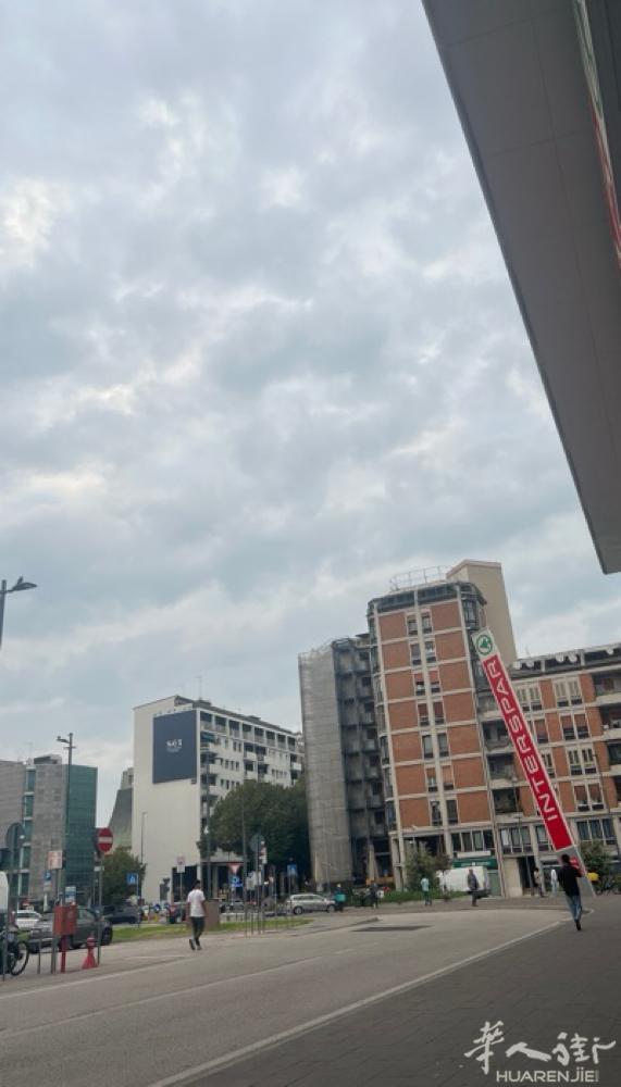 本人有个单间出租 位置 交通 超市都方便  都是在楼下  房东年轻人
